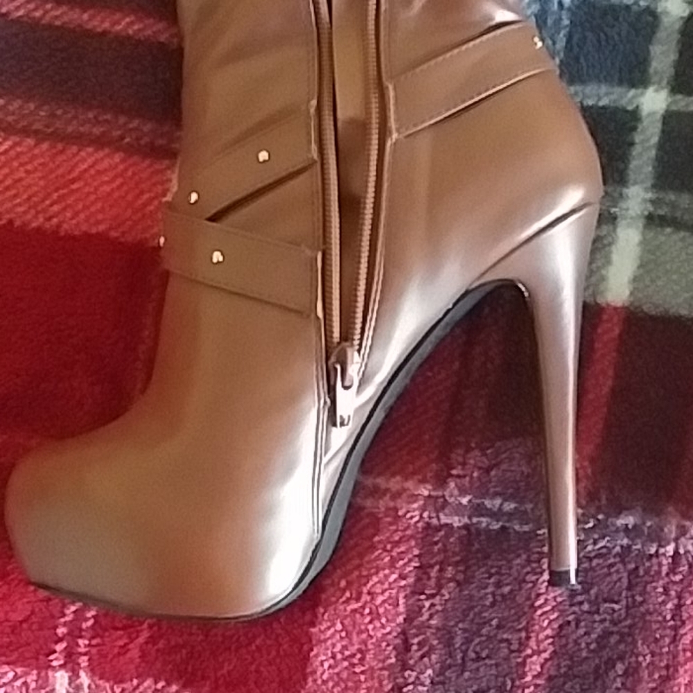 Heels - Picture 2 of 3
